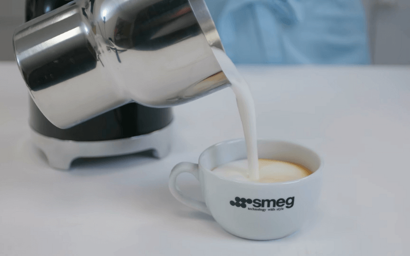 Máy đánh bọt sữa SMEG MFF11 miệng rót