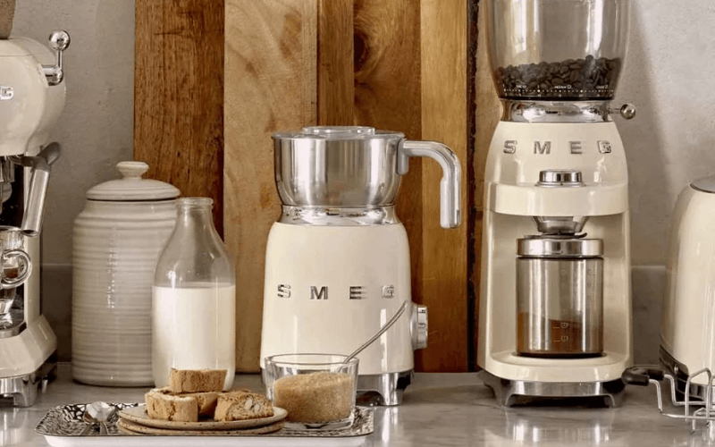 Máy đánh bọt sữa SMEG MFF11 thiết kế đẹp
