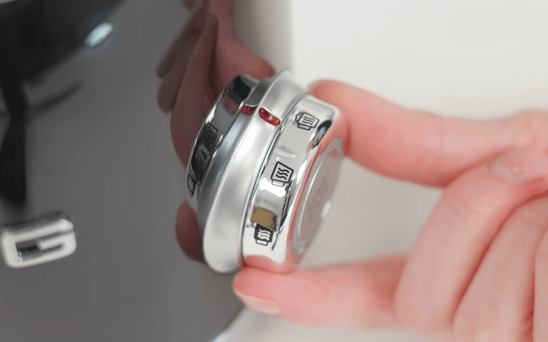 Máy đánh bọt sữa SMEG MFF11 chọn chế độ
