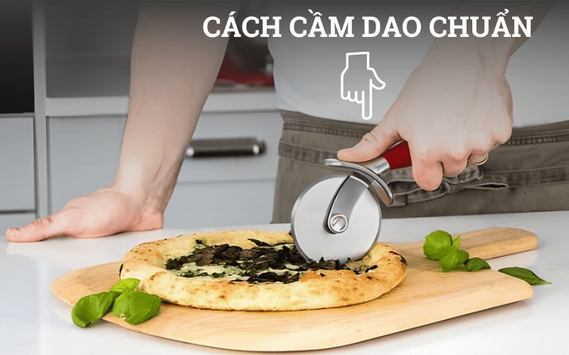 Cách sử dụng dao cắt Pizza KitchenAid Coreline KAG113 đúng