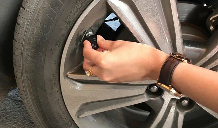 Chọn cảm biến áp suất lốp gắn trong hoặc gắn ngoài