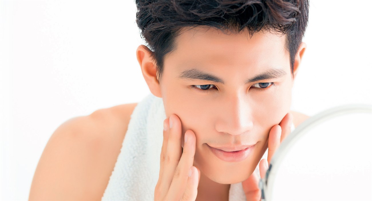 Chạm tay vào mặt thường xuyên