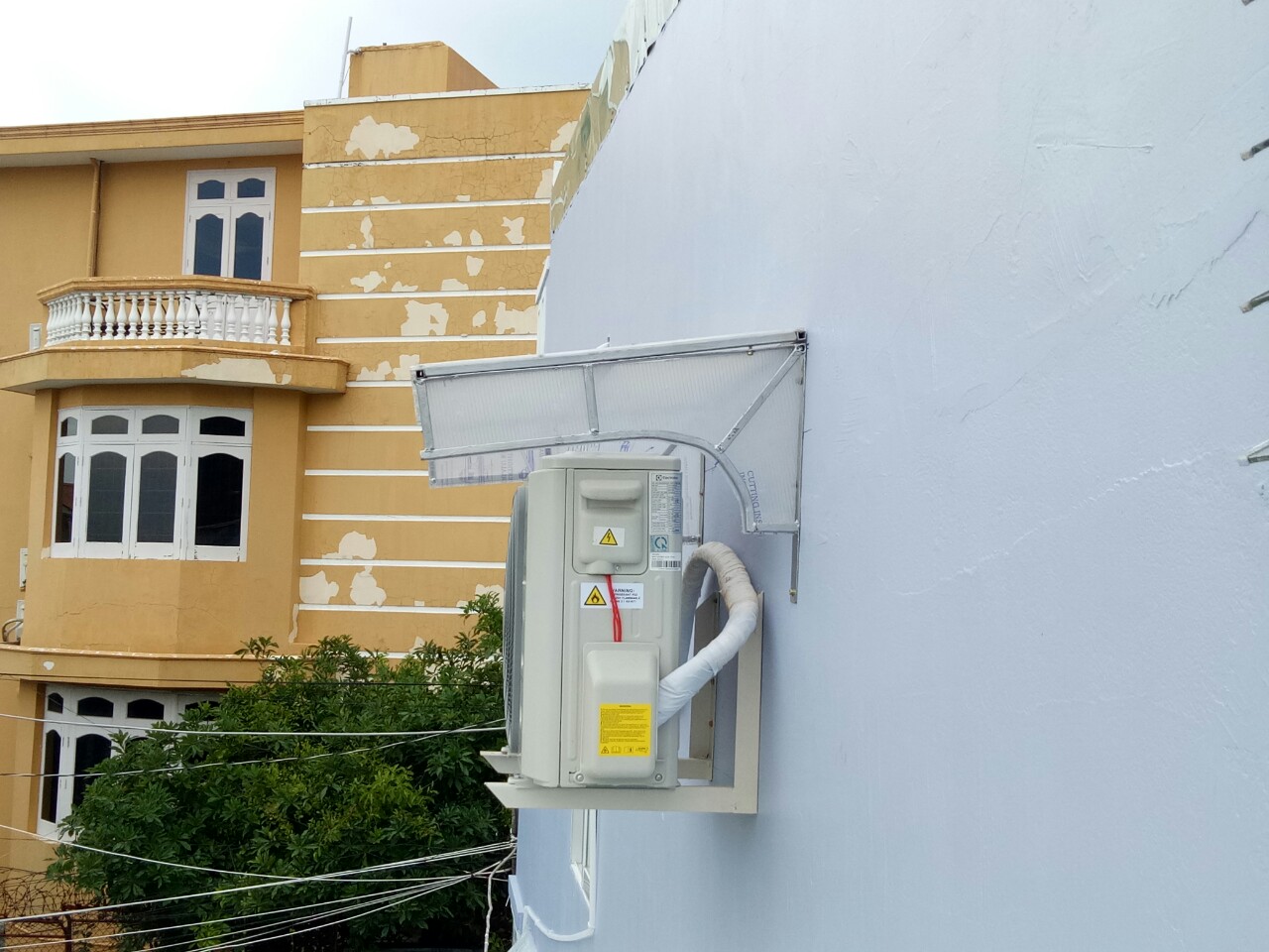 Che dàn nóng điều hòa