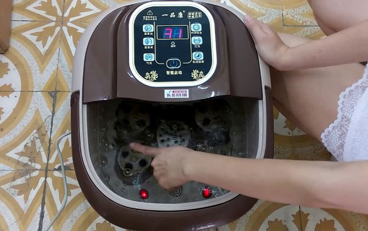 Sử dụng bồn ngâm chân cho người già