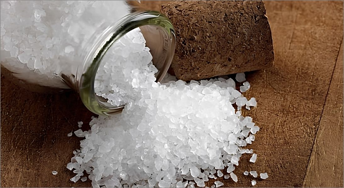 Bạn có thể đặt bát nước muối/lọ muối phong thủy trong nhà để hỗ trợ hoá giải vận xui
