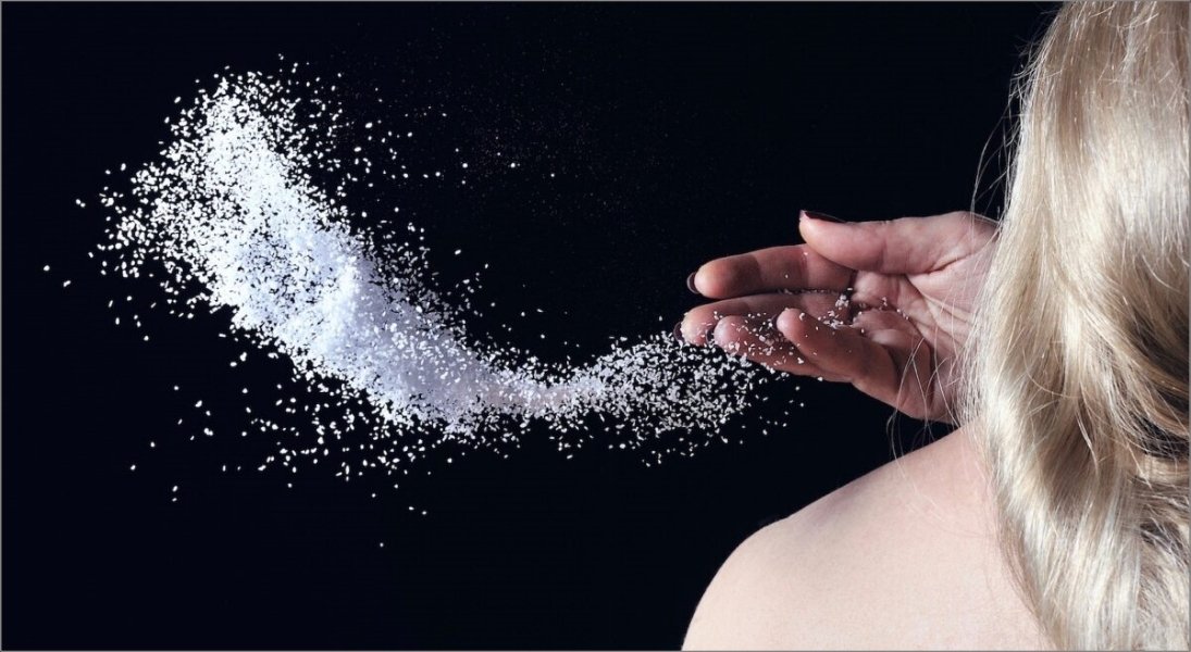 Ném muối qua vai trái là mẹo cực kỳ phổ biến mỗi khi bạn vừa đi qua những nơi có năng lượng nặng nề