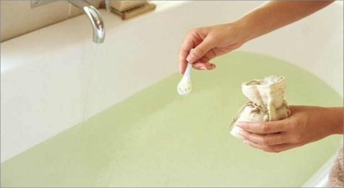 Nước muối ấm loãng không chỉ giúp tẩy tế bào chết, tăng cường lưu thông máu dưới da