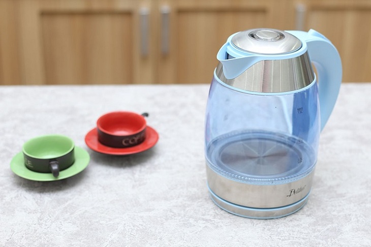 Đổ sạch nước ra khỏi bình sau khi sôi