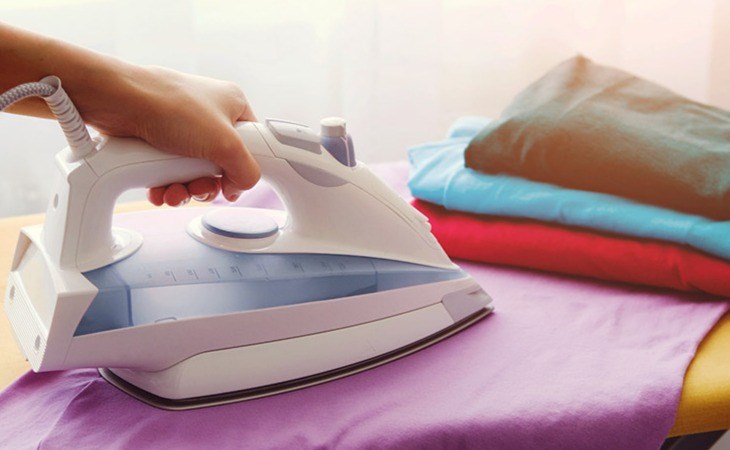 Nên ủi các loại quần áo có chất liệu vải ít chịu nhiệt trước để tránh cháy quần áo