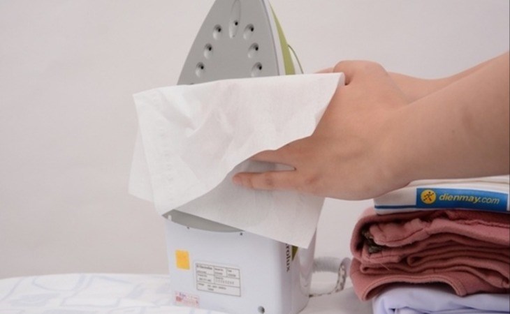 Thường xuyên lau chùi mặt đế bàn ủi để tránh làm bẩn quần áo