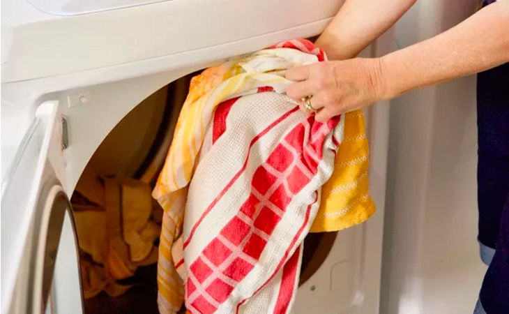 Để quần áo quá lâu trong máy sấy
