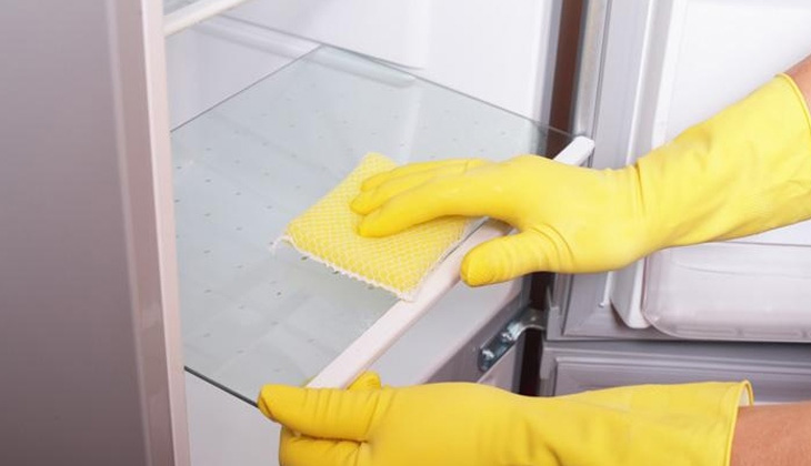 Nên lau thật khô nước trong tủ lạnh khi vệ sinh tủ