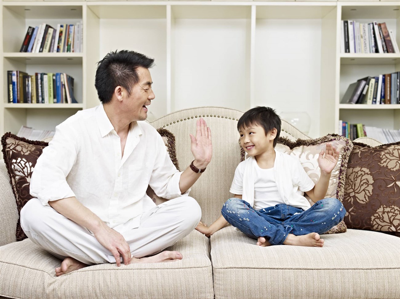 Bố mẹ hãy khen ngợi những hành động cụ thể của con