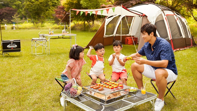 Cha mẹ hãy cùng bé dã ngoại, cắm trại ngoài trời thay vì ngồi trong nhà và nói những chuyện vô nghĩa
