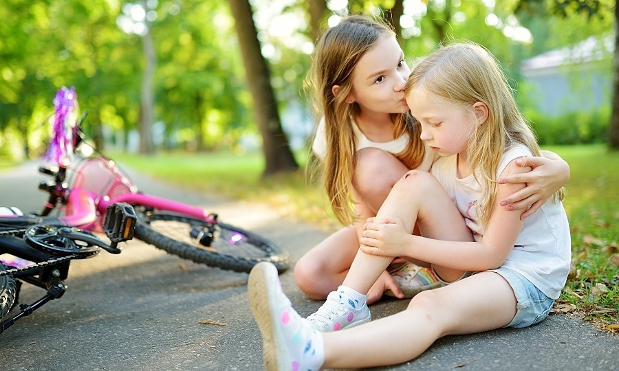 Dạy trẻ biết quan tâm, chăm sóc mọi người