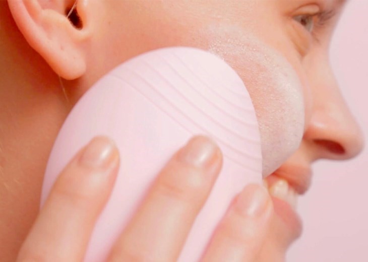 Máy rửa mặt và massage Halio Baby Pink tích hợp cả hai tính năng làm sạch và massage da mặt
