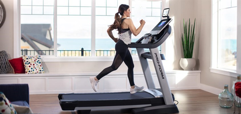 Chạy bộ cách bảng điều khiển một khoảng vừa phải để có tư thế luyện tập thoải mái hơn
