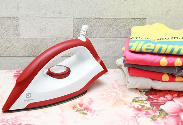 Bàn ủi giúp làm phẳng và khô đồ nhanh