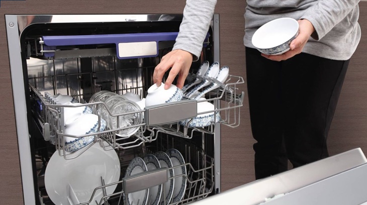 Sử dụng máy rửa chén giúp bảo vệ da tay hiệu quả
