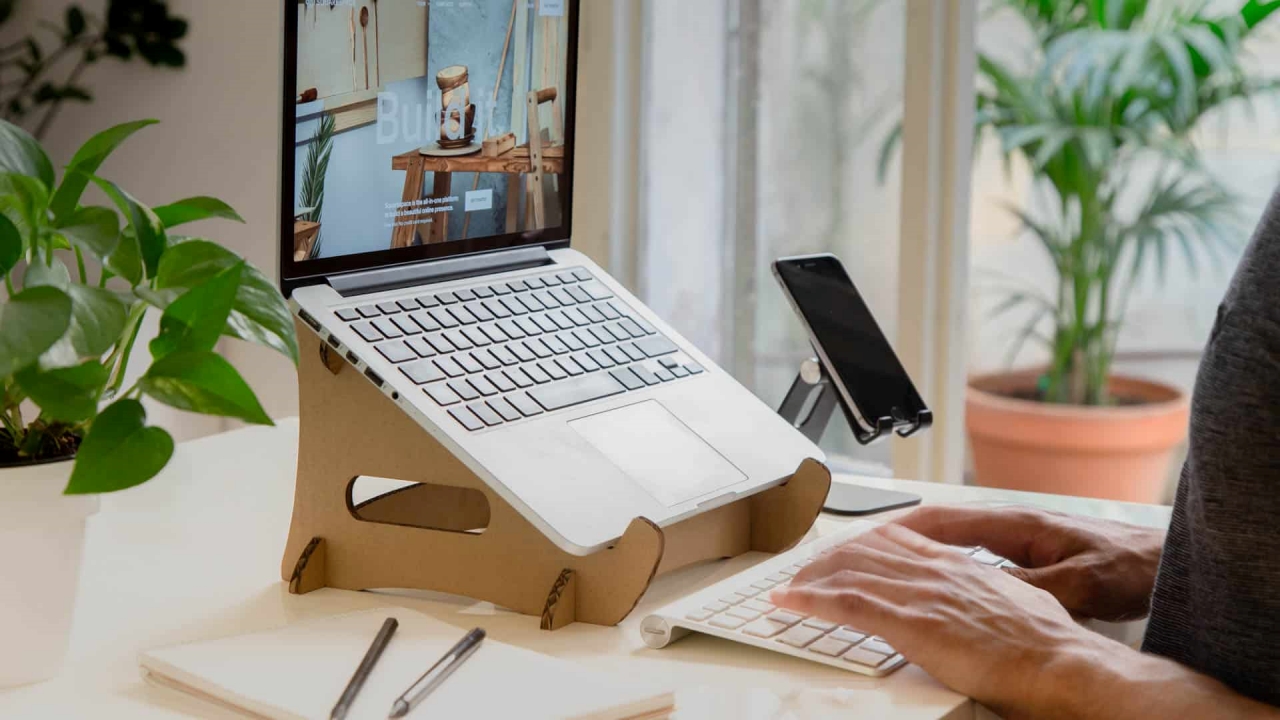 Giá đỡ laptop tạo sự thoải mái khi làm việc