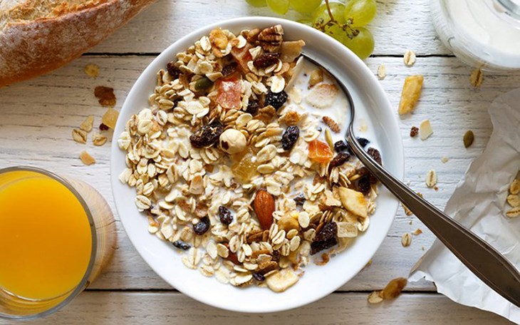 Bạn nên ăn nhiều ngũ cốc nguyên hạt, protein nạc, nhiều rau.