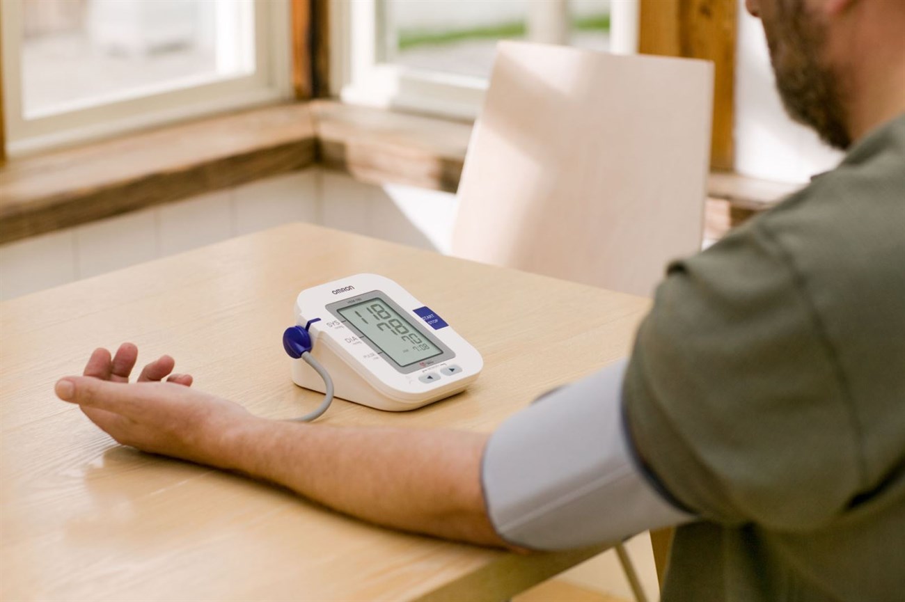 Quấn vòng bít máy đo huyết áp không đúng cách
