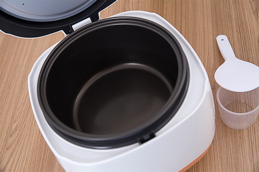 Đặt lòng nồi cơm cơm điện Cuckoo 0.5 lít CR-0331 sao cho khớp với thành nồi và mâm nhiệt