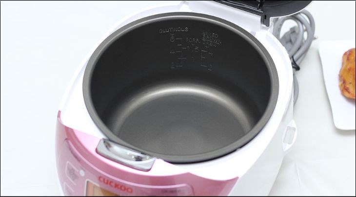 Lau khô lòng nồi cơm điện tử Cuckoo 1 lít CR- 0631F thật khô trước khi nấu