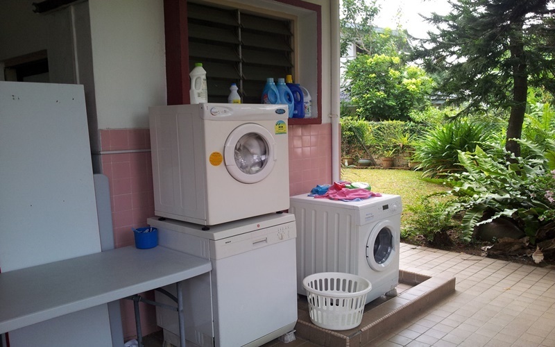 Đặt máy ở những nơi ẩm ướt hoặc quá nhiều ánh nắng