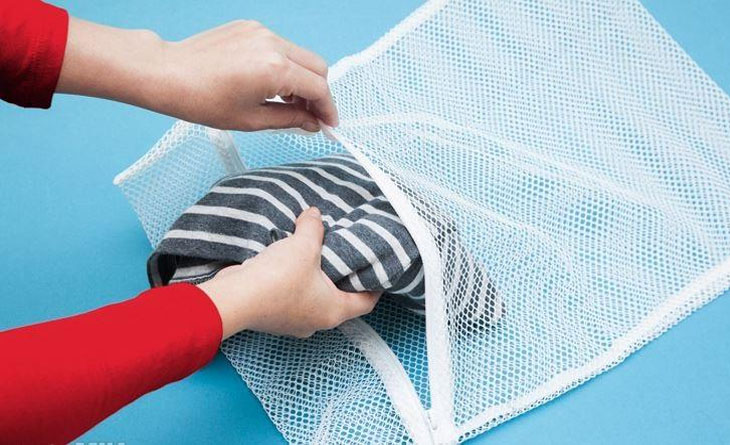 Trang bị thêm túi giặt để bảo vệ quần áo và lồng giặt.
