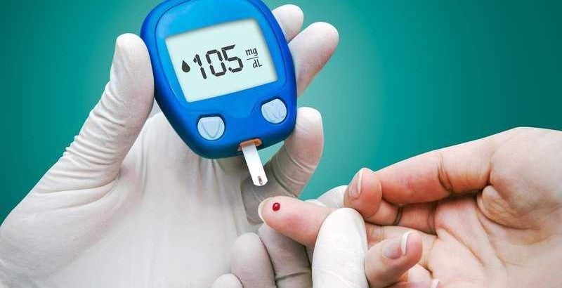 Máy đường huyết áp nên có nhiều tính năng để tiện cho việc sử dụng