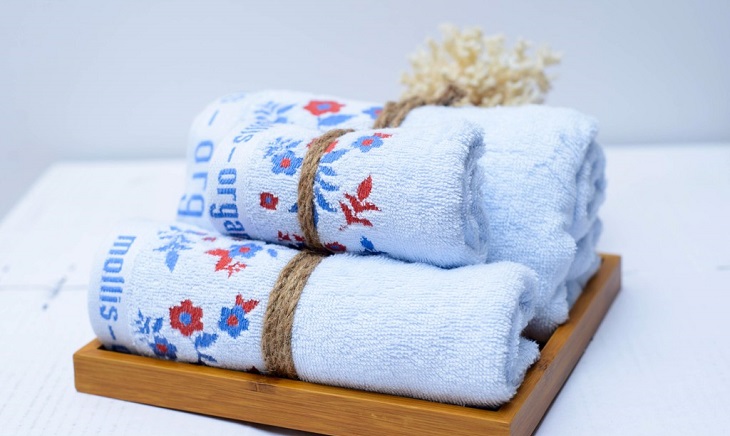 Dùng khăn bông cuộn lại và đặt vào tủ lạnh để khử mùi khó chịu