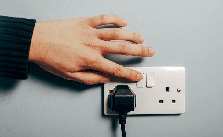 Tắt bớt các thiết bị điện có khả năng tỏa nhiệt khi không sử dụng để hạn chế gây nóng
