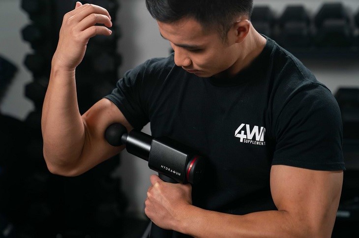 Sử dụng súng massage cầm tay giúp giảm đau nhức và ngăn ngừa các bệnh về xương khớp