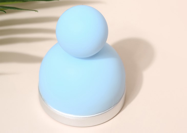 Bạn có thể sử dụng cây lăn lạnh massage Emmié Face & Body Ice Cooler Blue để cảm nhận được hiệu quả làm dịu, săn chắc da rõ ràng