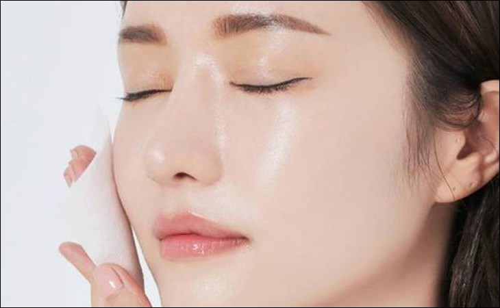Giấy thấm dầu sẽ giúp lấy đi lớp dầu thừa trên khuôn mặt của bạn một cách nhanh chóng