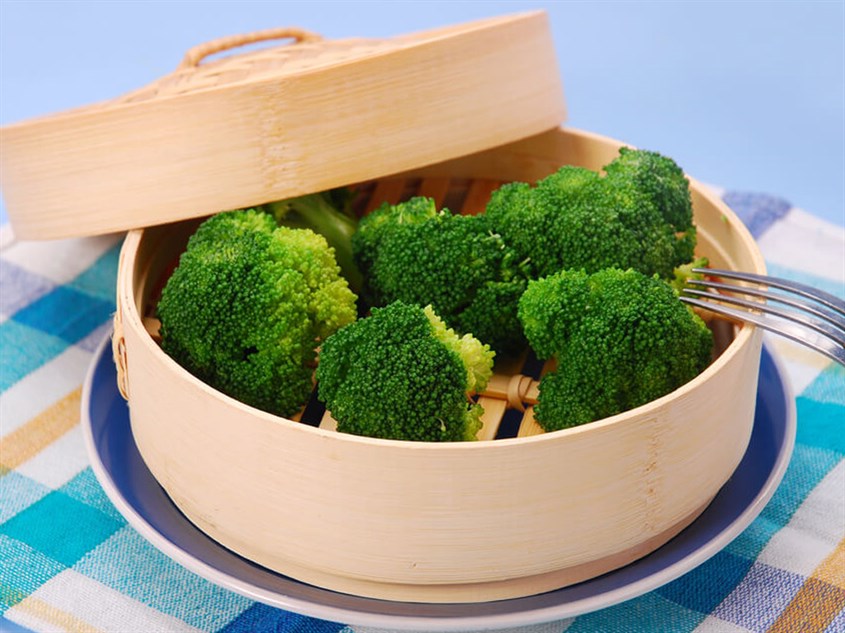 Hấp rau bằng lò vi sóng giúp giữ được độ ngọt của rau củ