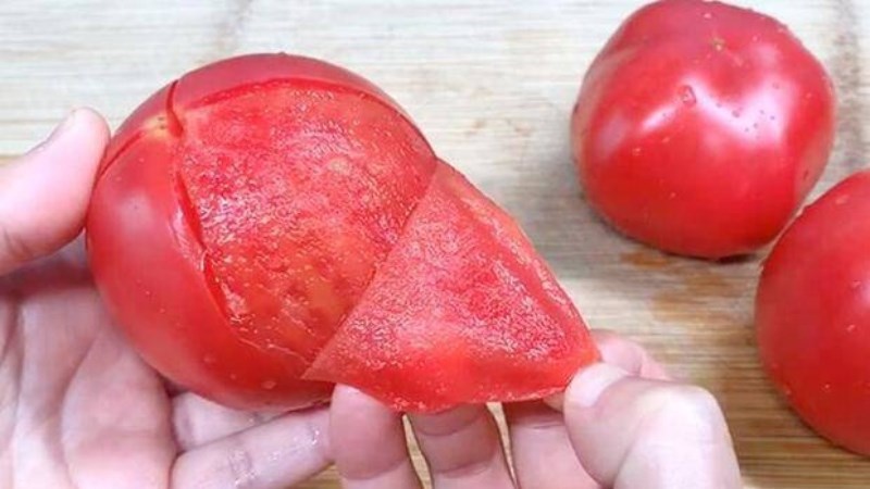 Vỏ cà chua có thể được lột dễ dàng nhờ quá trình làm nóng trong lò vi sóng