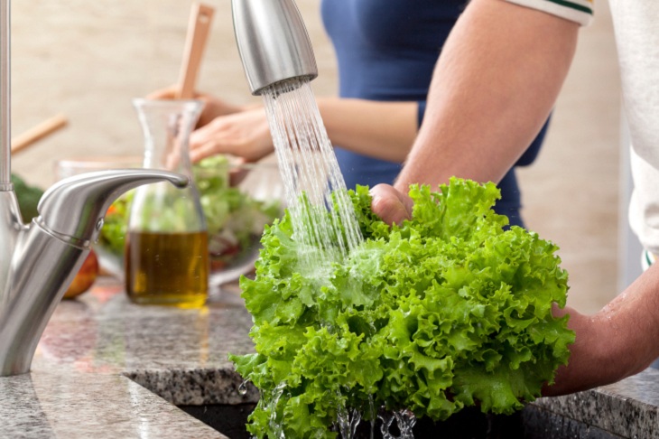 Rửa rau sống trước khi cho vào tủ lạnh