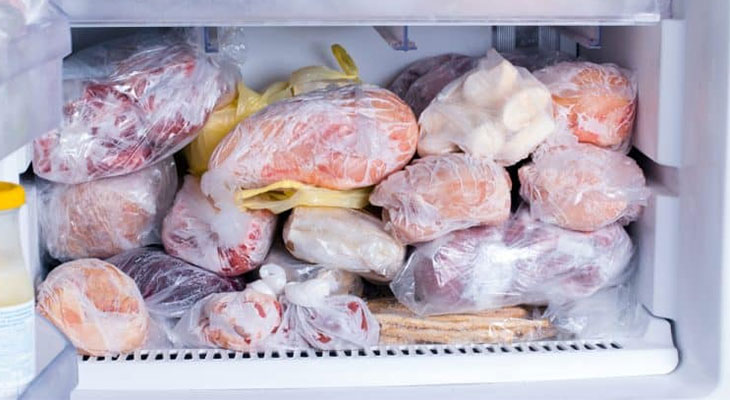Sử dụng bao ni lông để chứa thực phẩm trong ngăn đá