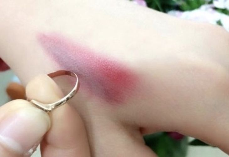 DÙNG NHẪN VÀNG KIỂM TRA LƯỢNG CHÌ TRONG SON MÔI
