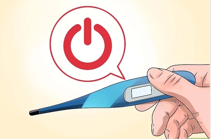 Bạn tiến hành bật nhiệt kế lên để đo nhiệt độ cho trẻ
