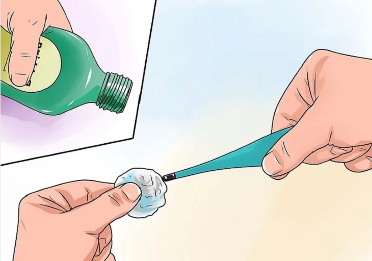 Chuẩn bị đầu đo nhiệt kế sạch sẽ bằng cách rửa bằng xà phòng chứa cồn tẩy rửa và nước ấm