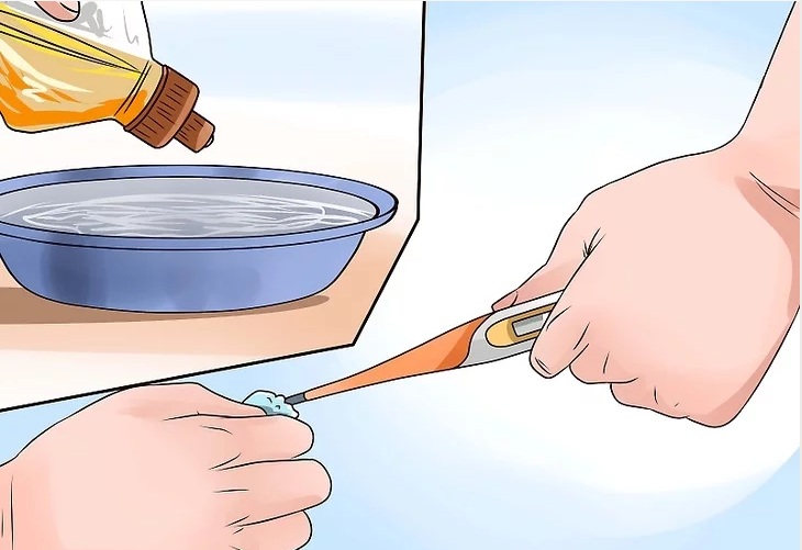 Vệ sinh đầu đo nhiệt kế sạch sẽ để chuẩn bị đo nhiệt độ