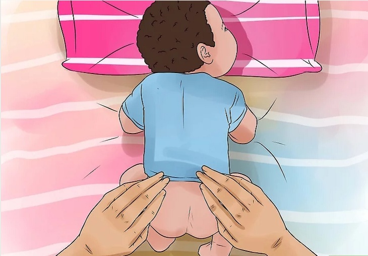 Bạn đặt trẻ nằm thoải mái trước khi đo nhiệt độ