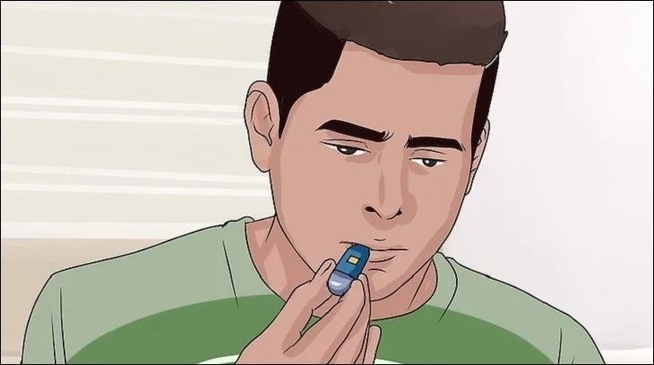 Sau khi chuẩn bị nhiệt kế, bạn hãy đặt nhiệt kế dưới đầu lưỡi để tiến hành đo nhiệt độ