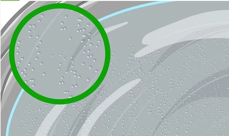 Các bong bóng nhỏ bắt đầu hình thành dưới đáy chảo hoặc nồi