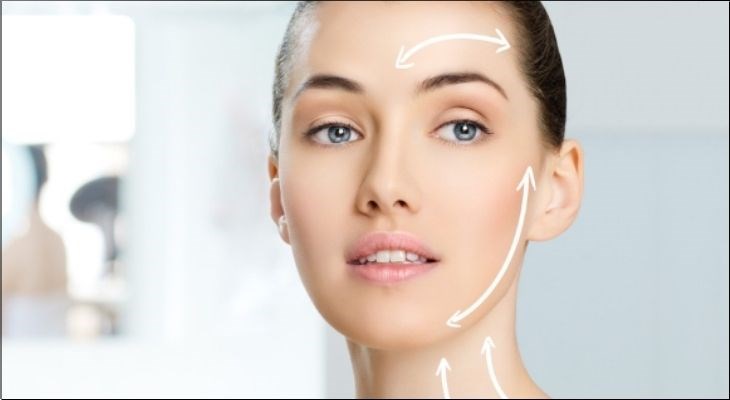 Bạn cần thực hiện các động tác massage kéo từ khóe mắt đến đuôi mắt để tránh tình trạng bị xệ da