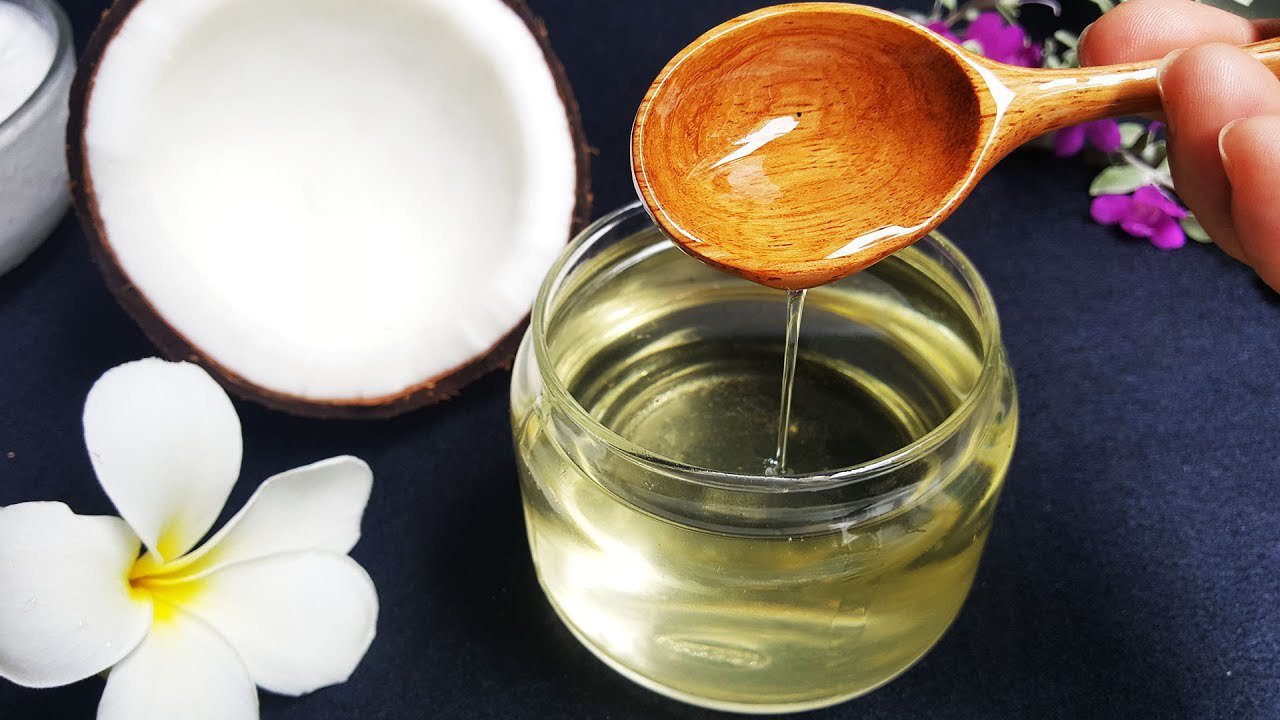 Massage bằng dầu dừa giúp giảm nếp nhăn, mang đến làn da căng mịn cho bạn