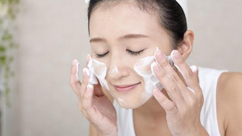 Bạn cần bạn cần vệ sinh da mặt sạch sẽ bằng sữa rửa mặt để loại bỏ bụi bẩn và bã nhờn trên da